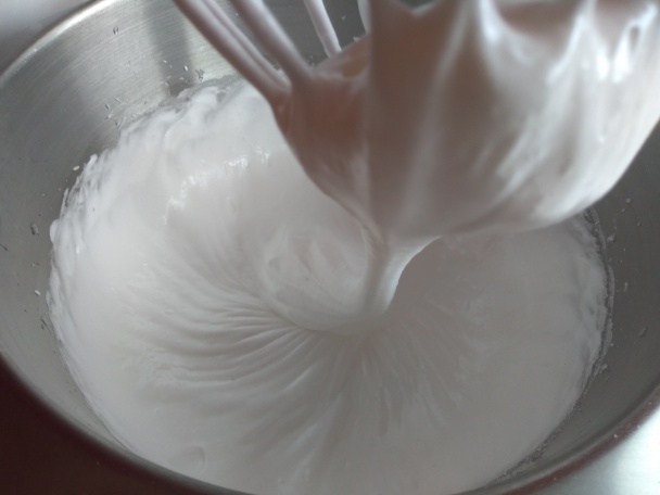 Orechovo-kakaové rezy so žĺtkovým krémom s griotkou (fotorecept) - obrázok 1