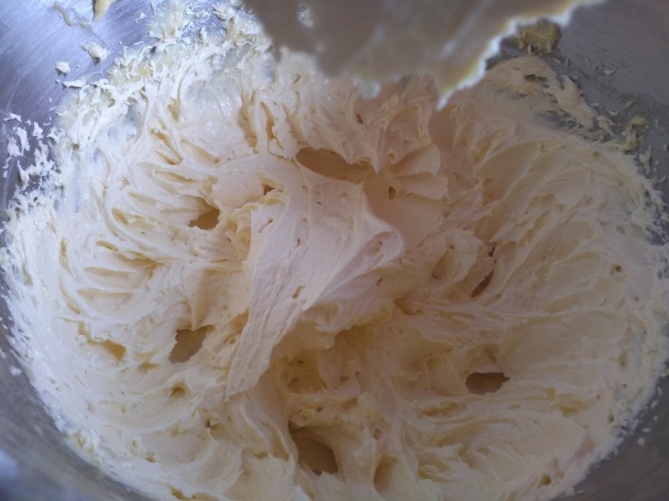 Orechovo-kakaové rezy so žĺtkovým krémom s griotkou (fotorecept) - obrázok 8