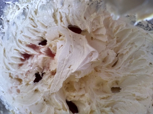 Orechovo-kakaové rezy so žĺtkovým krémom s griotkou (fotorecept) - obrázok 9