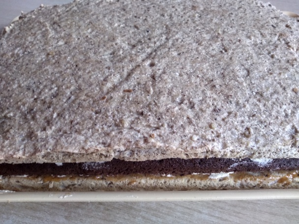 Orechovo-kakaové rezy so žĺtkovým krémom s griotkou (fotorecept) - obrázok 15