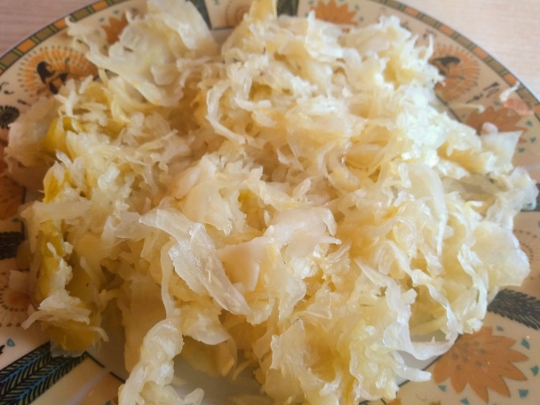 Zemiakovo-kapustová placka plnená údenou klobásou (fotorecept) - obrázok 2