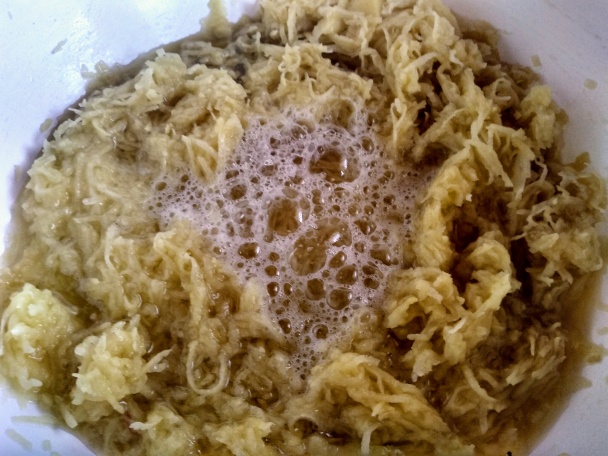 Zemiakovo-kapustová placka plnená údenou klobásou (fotorecept) - obrázok 4