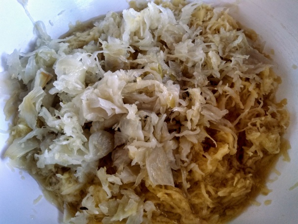 Zemiakovo-kapustová placka plnená údenou klobásou (fotorecept) - obrázok 5