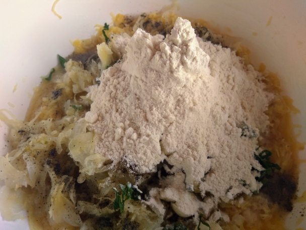 Zemiakovo-kapustová placka plnená údenou klobásou (fotorecept) - obrázok 8