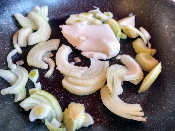 Zemiakovo-kapustová placka plnená údenou klobásou (fotorecept) - obrázok 12