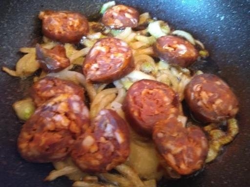 Zemiakovo-kapustová placka plnená údenou klobásou (fotorecept) - obrázok 13