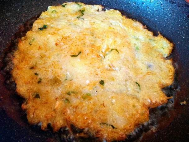 Zemiakovo-kapustová placka plnená údenou klobásou (fotorecept) - obrázok 14