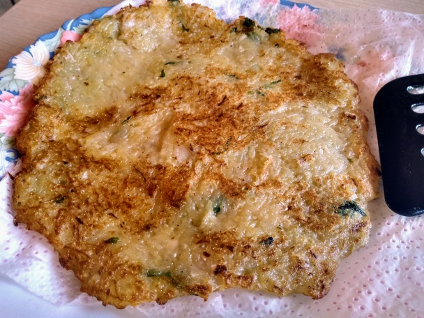 Zemiakovo-kapustová placka plnená údenou klobásou (fotorecept) - obrázok 15