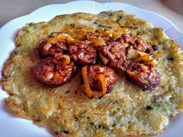 Zemiakovo-kapustová placka plnená údenou klobásou (fotorecept) - obrázok 16