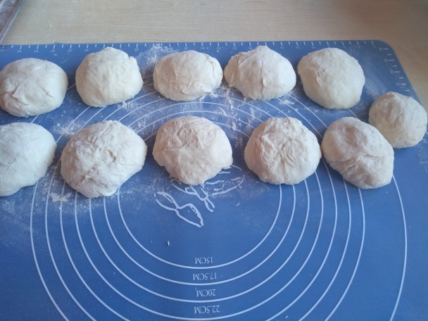 Domáce kysnuté uzlíky so sezamom (fotorecept) - obrázok 7