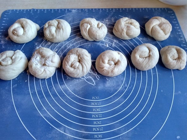 Domáce kysnuté uzlíky so sezamom (fotorecept) - obrázok 9