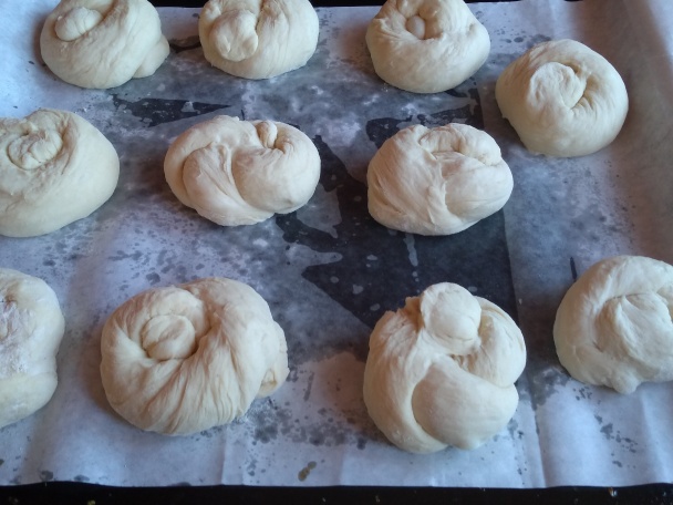 Domáce kysnuté uzlíky so sezamom (fotorecept) - obrázok 10