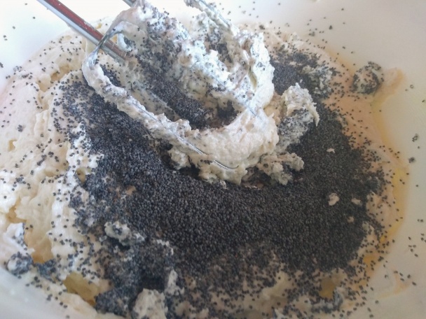 Piškótové rezy s venčekmi v makovom kréme (fotorecept) - obrázok 6