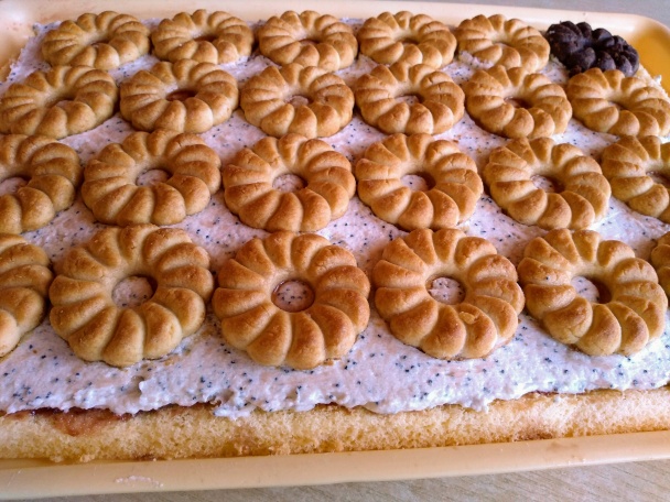 Piškótové rezy s venčekmi v makovom kréme (fotorecept) - obrázok 11