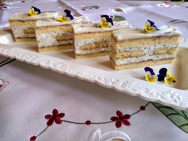 Piškótové rezy s venčekmi v makovom kréme (fotorecept) - obrázok 15
