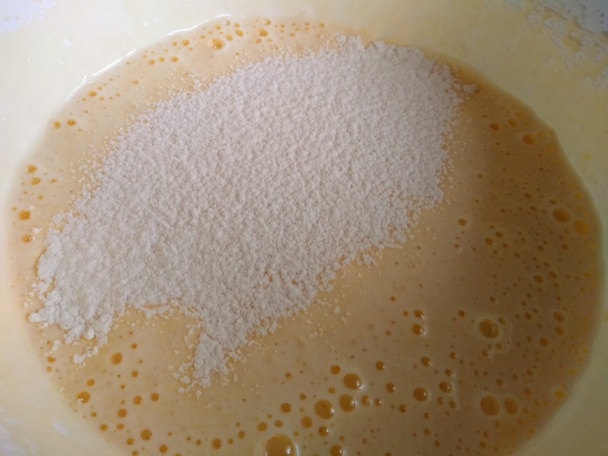 Piškótová roláda s vínovým krémom a sedmokráskami (fotorecept)  - obrázok 1