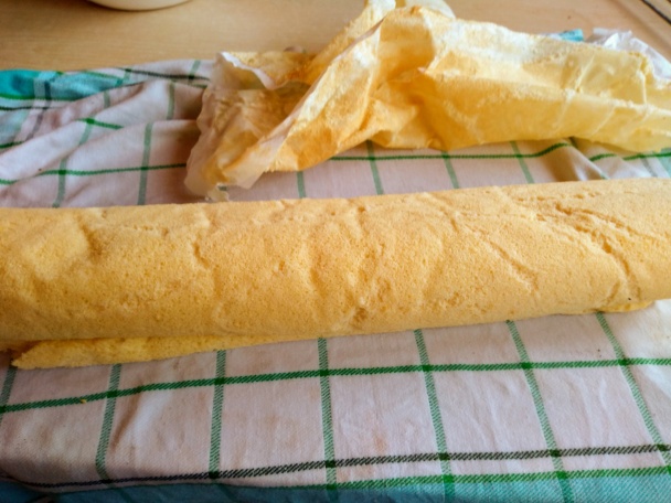 Piškótová roláda s vínovým krémom a sedmokráskami (fotorecept)  - obrázok 3