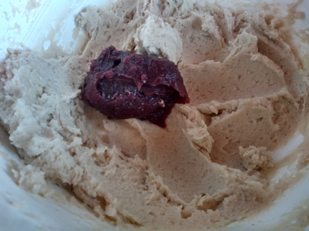 Piškótová roláda s vínovým krémom a sedmokráskami (fotorecept)  - obrázok 7