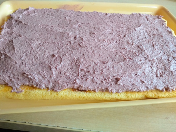 Piškótová roláda s vínovým krémom a sedmokráskami (fotorecept)  - obrázok 9