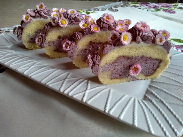 Piškótová roláda s vínovým krémom a sedmokráskami (fotorecept)  - obrázok 12