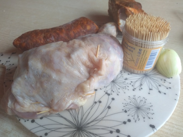 Pod kožou plnené pečené kuracie stehno s ríbezľovým prelivom (fotorecept) - obrázok 5