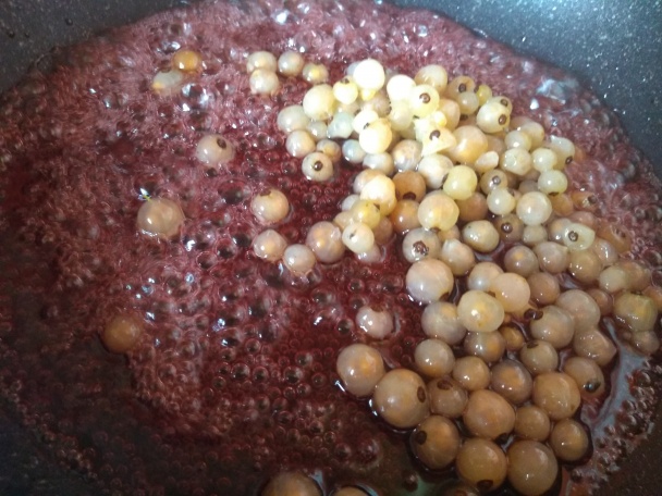 Pod kožou plnené pečené kuracie stehno s ríbezľovým prelivom (fotorecept) - obrázok 15