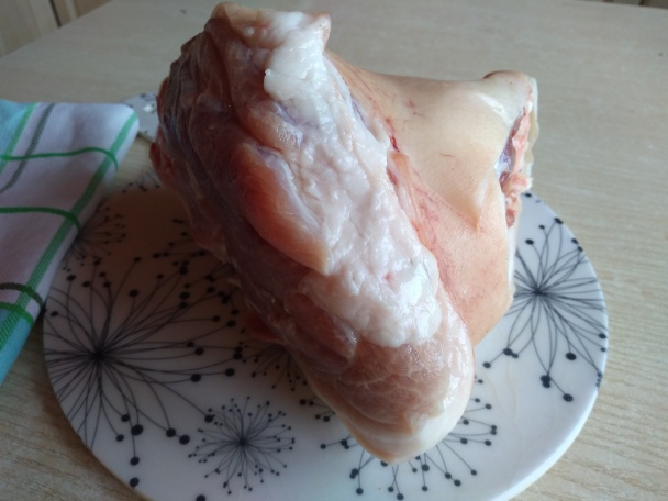 Kolienkový perkelt na červenom víne so saturejkou (fotorecept) - obrázok 1