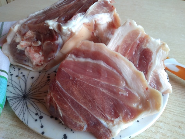 Kolienkový perkelt na červenom víne so saturejkou (fotorecept) - obrázok 2