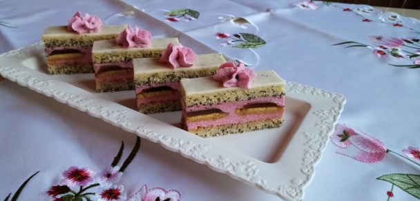 Makovo-čučoriedkové rezy so želé piškótami (fotorecept) - obrázok 9