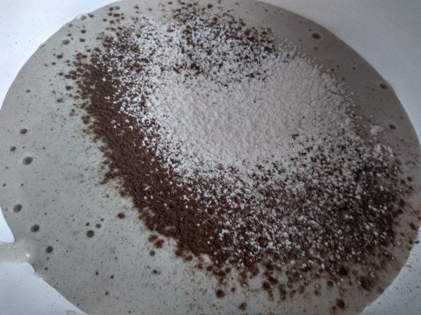 Kakaové rezy s čučoriedkovým likérom a lekvárom (fotorecept) - obrázok 3