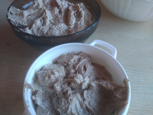Kakaové rezy s čučoriedkovým likérom a lekvárom (fotorecept) - obrázok 5