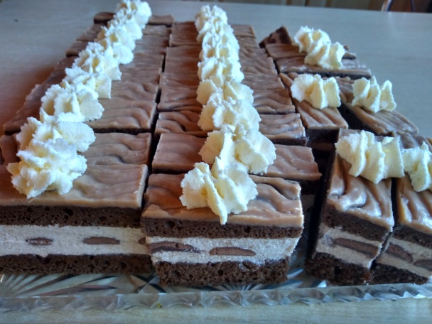 Kakaové rezy s čučoriedkovým likérom a lekvárom (fotorecept) - obrázok 12