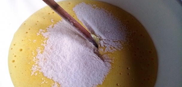 Škoricovo-citrónové rezy s vínovým krémom (fotorecept) - obrázok 1