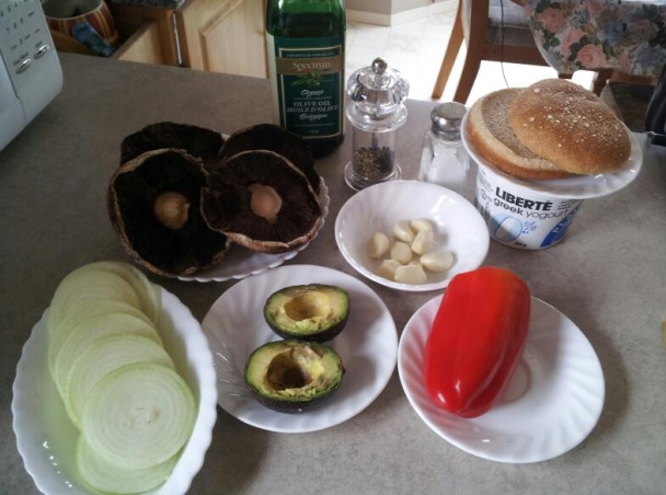 Hubový hamburger s avokádom - obrázok 1