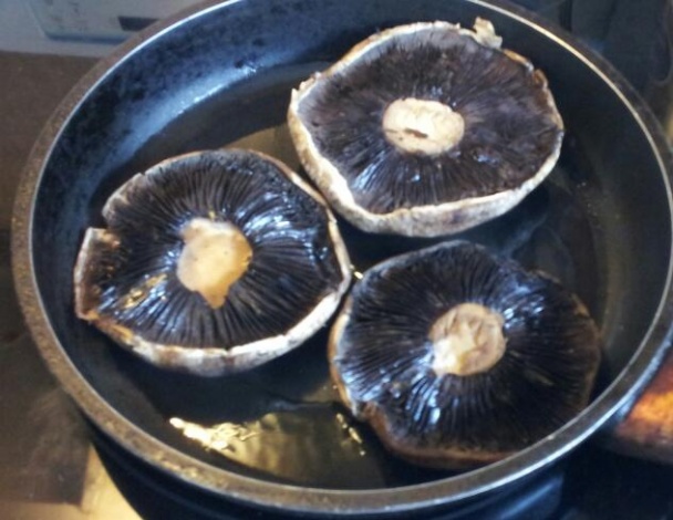 Hubový hamburger s avokádom - obrázok 2