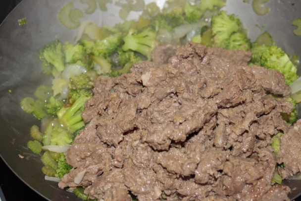 Hovädzie s brokolicou a zelerom - obrázok 10