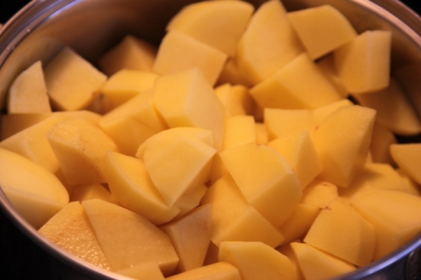 Šalát z nových zemiakov, reďkovky, jarnej cibuľky s dressingom z kyslého mlieka - obrázok 1