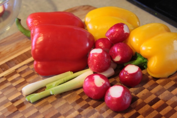 Šalát z nových zemiakov, reďkovky, jarnej cibuľky s dressingom z kyslého mlieka - obrázok 2