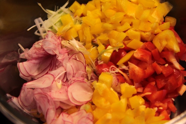 Šalát z nových zemiakov, reďkovky, jarnej cibuľky s dressingom z kyslého mlieka - obrázok 3