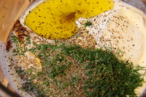 Šalát z nových zemiakov, reďkovky, jarnej cibuľky s dressingom z kyslého mlieka - obrázok 4