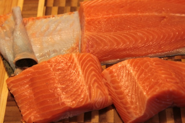 Pstruh s olivovou salsou a špenátová quinoa (fotorecept) - obrázok 1