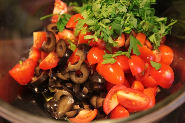 Pstruh s olivovou salsou a špenátová quinoa (fotorecept) - obrázok 2