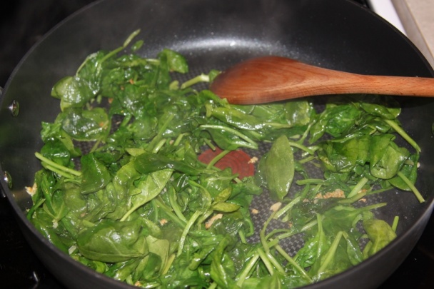 Pstruh s olivovou salsou a špenátová quinoa (fotorecept) - obrázok 4