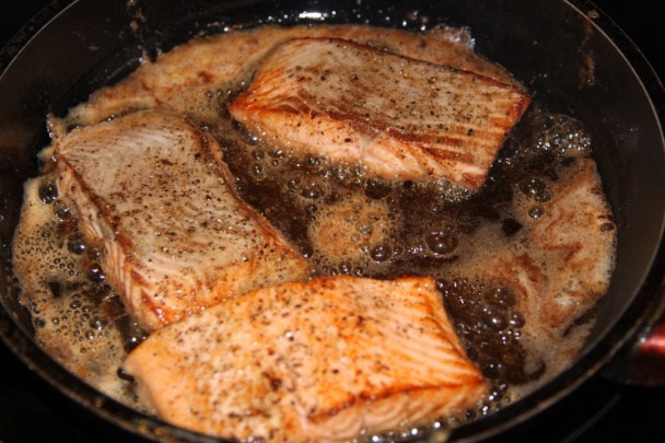 Pstruh s olivovou salsou a špenátová quinoa (fotorecept) - obrázok 6