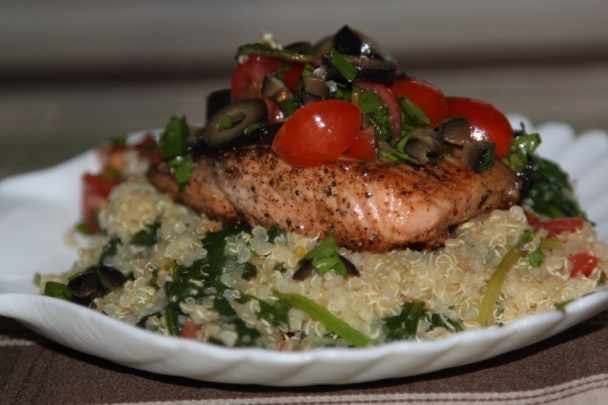 Pstruh s olivovou salsou a špenátová quinoa (fotorecept) - obrázok 7