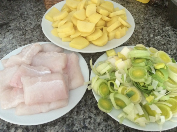 Ryba s pórom a zemiakmi v jednom hrnci - Peix amb porros i patates a la caçola (fotorecept) - obrázok 1