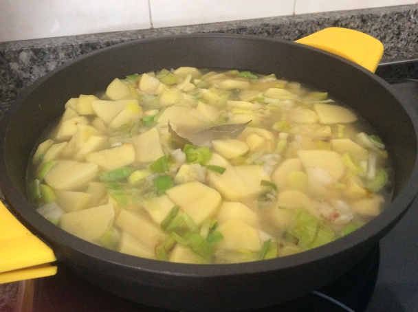 Ryba s pórom a zemiakmi v jednom hrnci - Peix amb porros i patates a la caçola (fotorecept) - obrázok 4