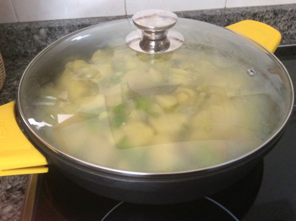 Ryba s pórom a zemiakmi v jednom hrnci - Peix amb porros i patates a la caçola (fotorecept) - obrázok 5