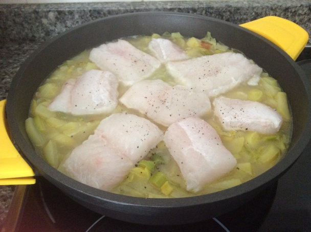 Ryba s pórom a zemiakmi v jednom hrnci - Peix amb porros i patates a la caçola (fotorecept) - obrázok 6