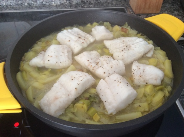 Ryba s pórom a zemiakmi v jednom hrnci - Peix amb porros i patates a la caçola (fotorecept) - obrázok 7